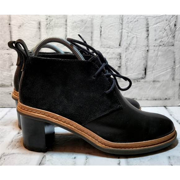 CLARKS Ankle Boots Womens 7.5M Black Leather Suede Lace-Up Contrast Trim Goth - Picture 2 of 11